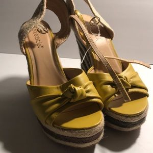 Shoe dazzle Mustard color strap shoes.